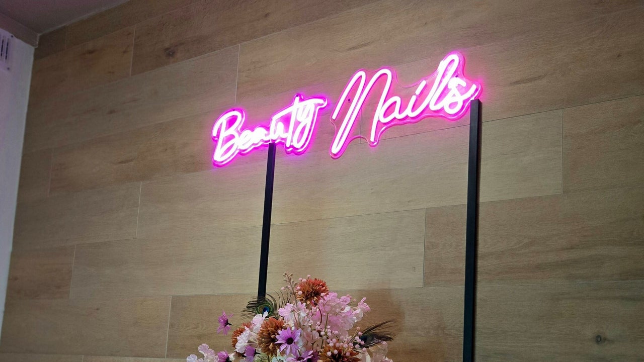 Roze neonbord Beauty Nails met bloemen