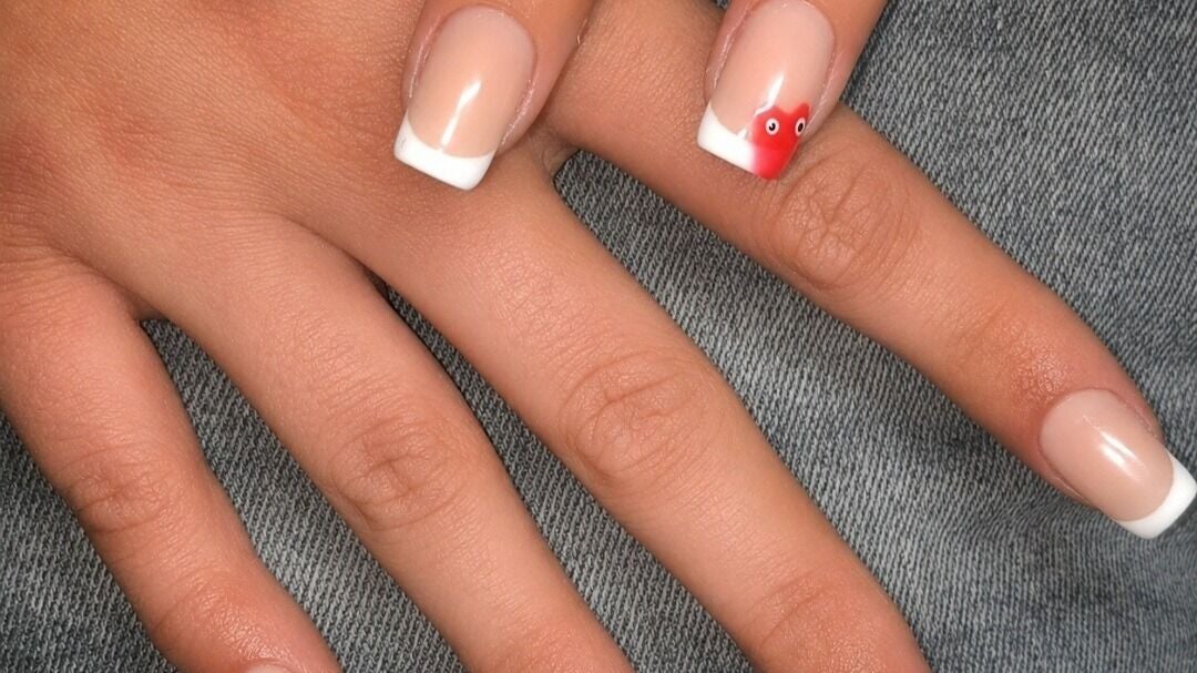 French nagels met een klein nail-art accent