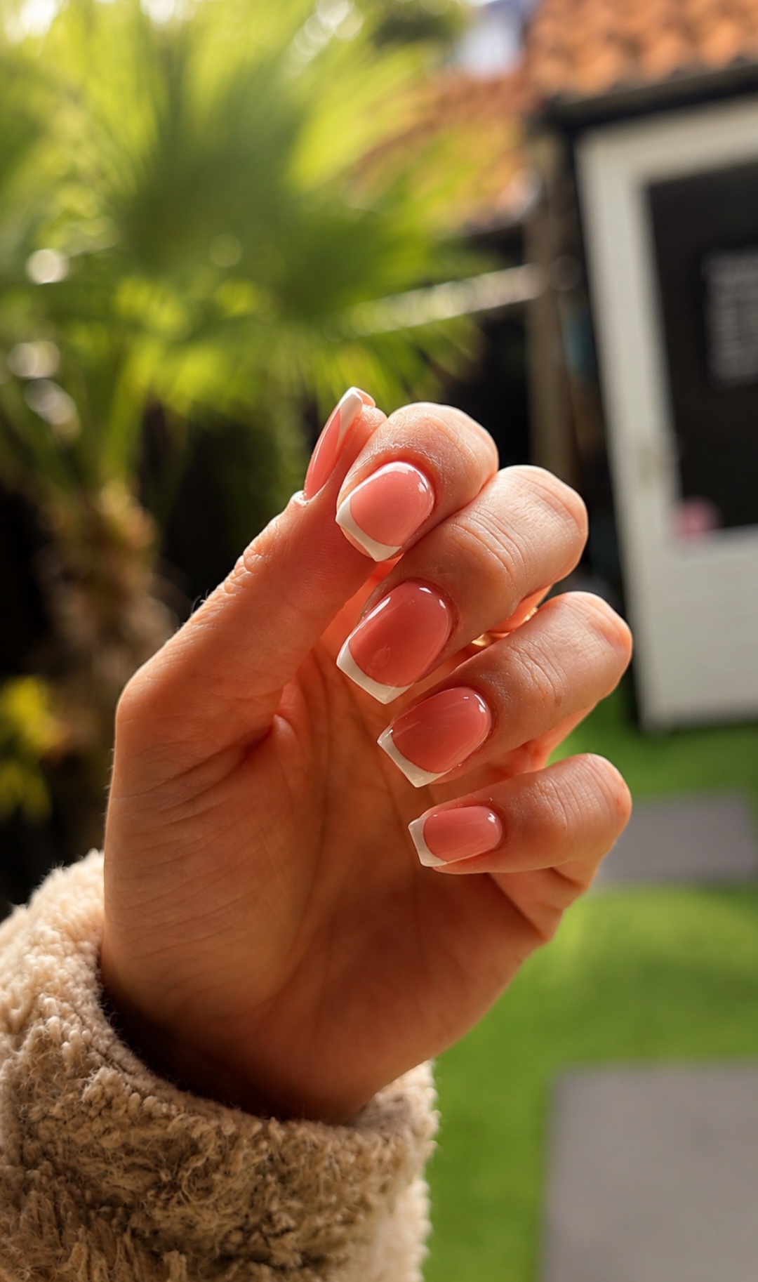 Korte naturelle nagels met een French-randje