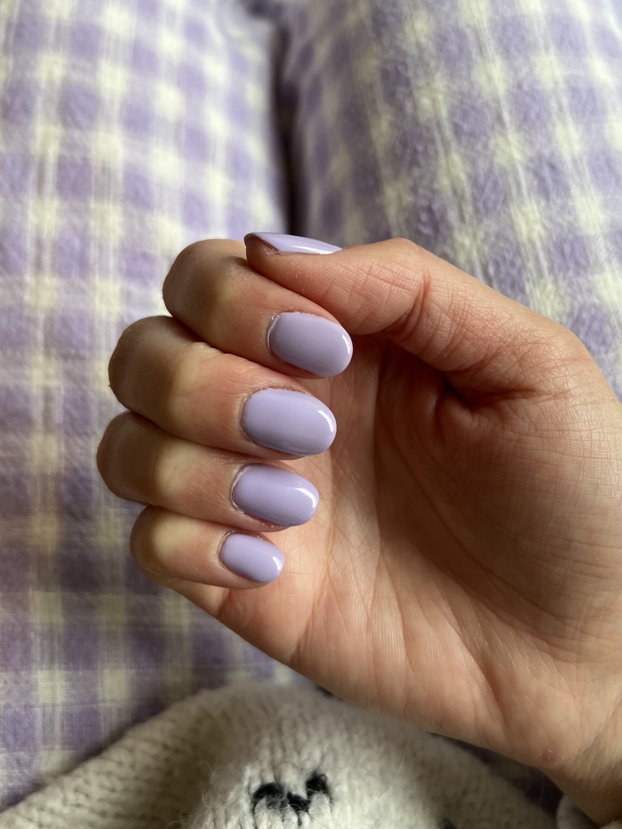 Lila manicure op korte nagels