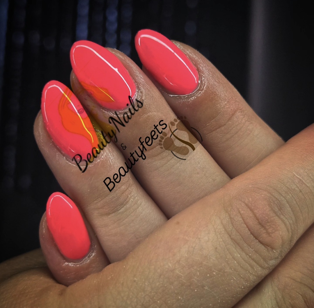 Koraalroze amandelvormige gelnagels