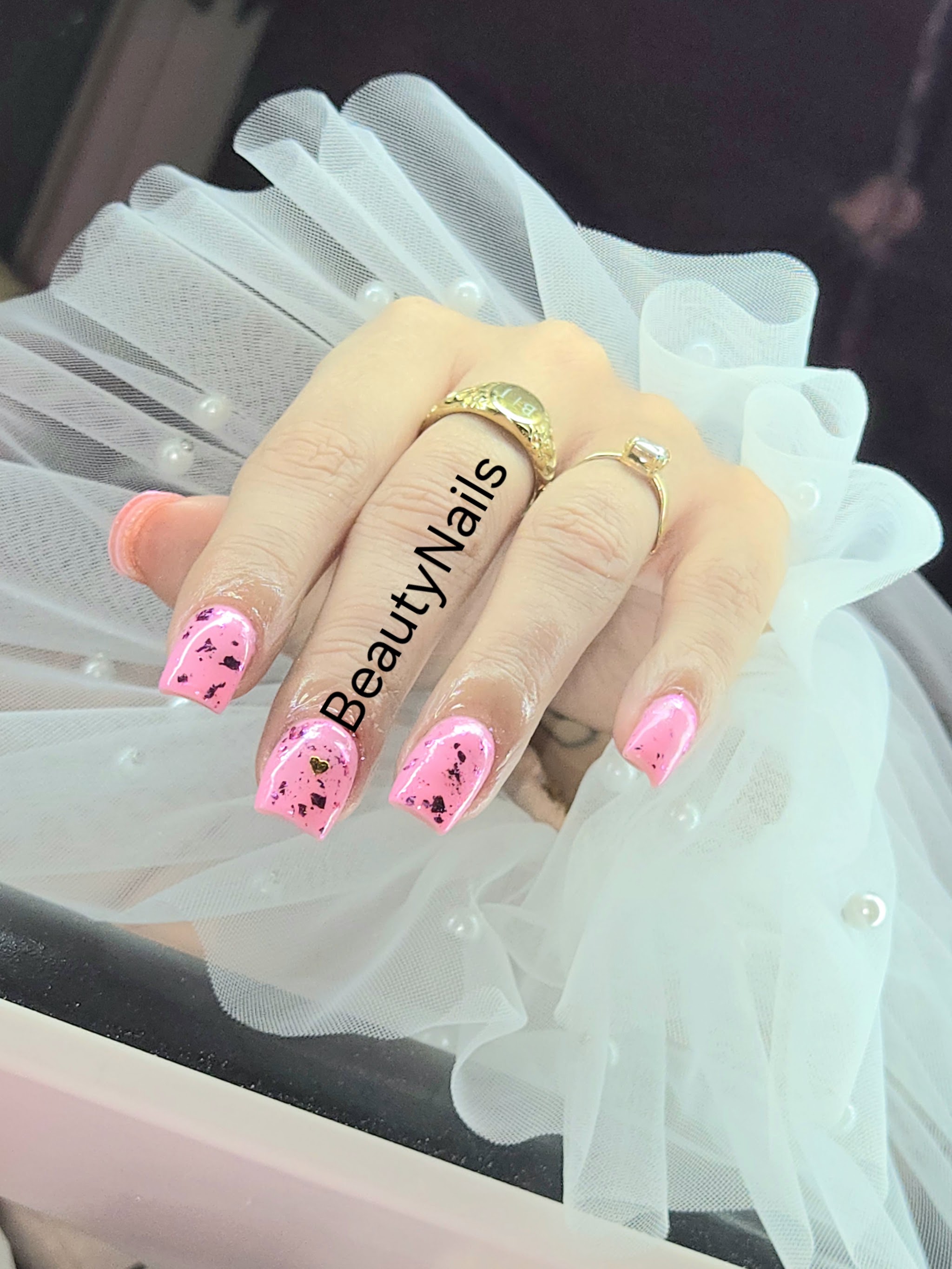 Roze nagels met zwarte spikkels