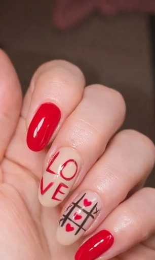 Rode nail art met LOVE en hartjes
